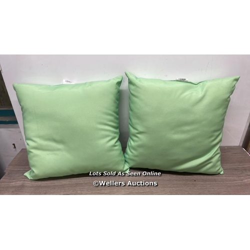 2102 - INDOOR/ OUTDOOR CUSHION SET - 50CMX50CM /APPEARS NEW / D19