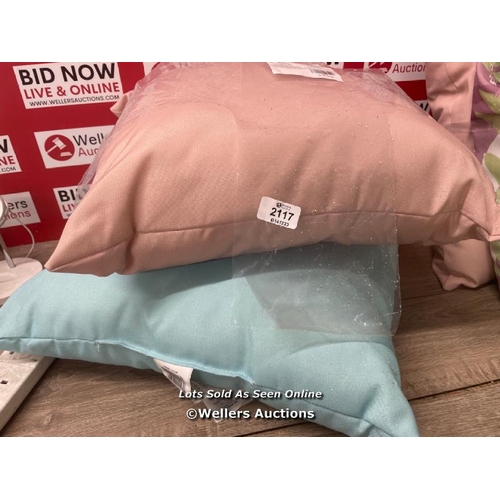 2117 - INDOOR/ OUTDOOR CUSHION SET - 50CMX50CM / APPEARS NEW / D19