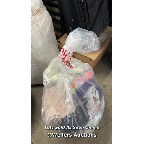 5591 - BAG OF PILLOWS AND BLANKETS