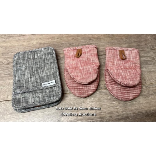 4075 - KITCHENAID CHAMBRAY 4 PACK POT HOLDER AND MINI MITT SET IN BLACK / `MINIMAL SIGNS OF USE