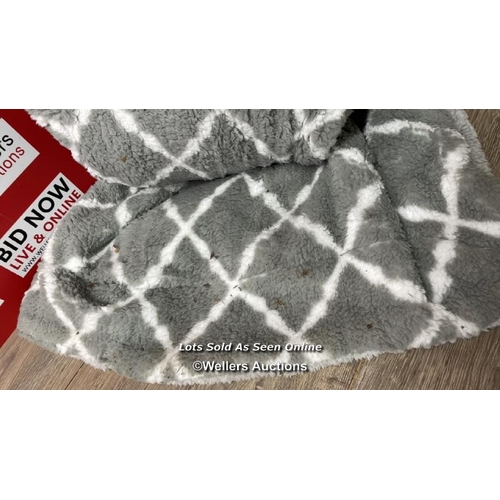 4094 - LIFE COMFORT REVERSIBLE SHERPA THROW- 152 X 177CM / MINIMAL SIGNS OF USE