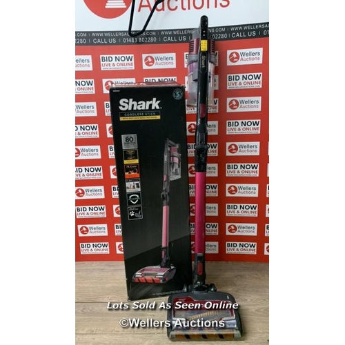 4323 - SHARK IZ251UKT CORDLESS VACUUM, POWERS UP WITH SUCTION, SIGNS OF USE P9