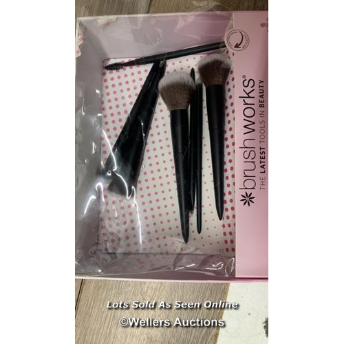 4412 - BRUSHWORKS MAKE UP BRUSH & BAG SET, 12 BRUSHES & BAG / INCOMPLETE