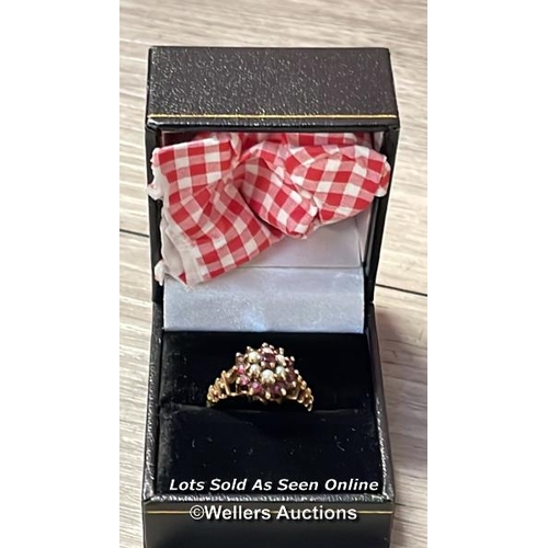 5037 - VINTAGE 9CT GOLD RUBY & SEED PEARL CLUSTER RING - BIRM. 1990 - 3.4G - SIZE O