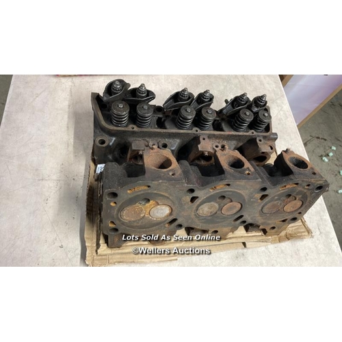 5281 - FORD 3.0 V6 ESSEX CYLINDER HEADS PAIR USED