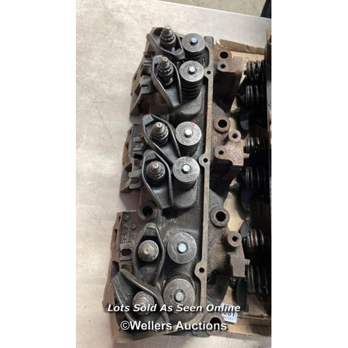 5281 - FORD 3.0 V6 ESSEX CYLINDER HEADS PAIR USED