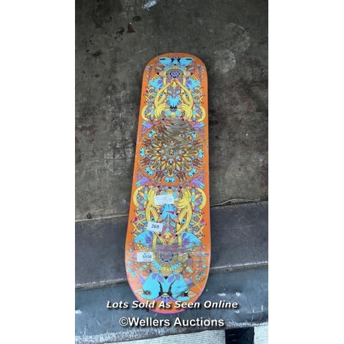 5556 - PRE-OWNED BOARD OF SKATEBOARD