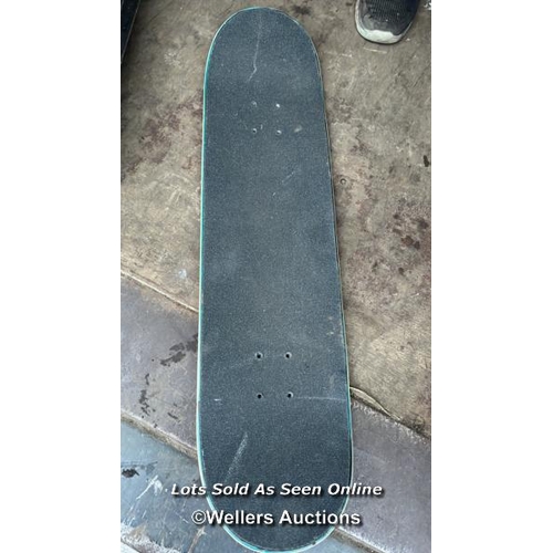 5556 - PRE-OWNED BOARD OF SKATEBOARD