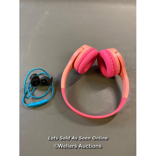 9725 - X1 BELKIN HEADPHONES AND X1 BOSE SOUNDSPORT EARPHONE MODEL A11