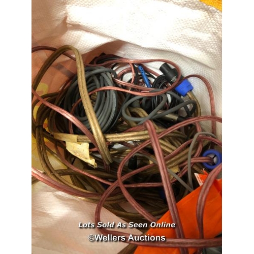 8162 - LARGE QUANTITY OF MUSIC RELATED CABLES & LIGHT BRACKETS INCL. JACK LEADS, POWER LEADS & MORE