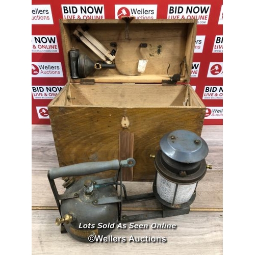 8188 - WARTIME MOD, VAPALUX HD44 HAND LANTERN IN ORIGINAL WOODEN CASE WITH ACCESSORIES, SPARE VAPORISERS, F... 