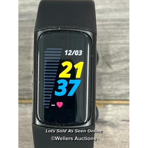 8213 - FITBIT CHARGE 6 BLACK REF 320841  / POWERS UP, SIGNS OF USE, WITH CHARGER, NOT FULLY TESTED