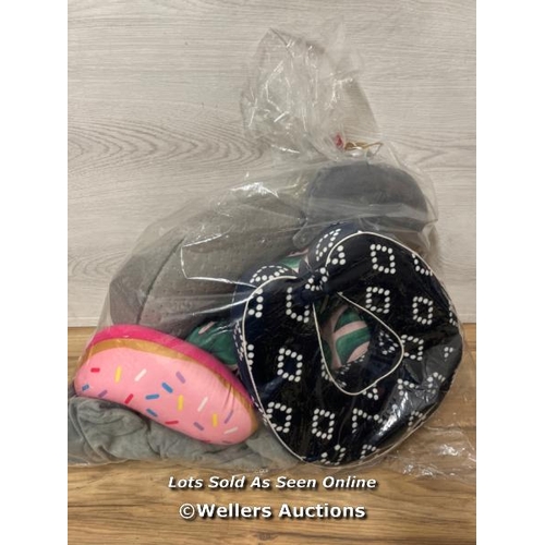 8396 - BAG OF TRAVEL PILLOWS / AN2