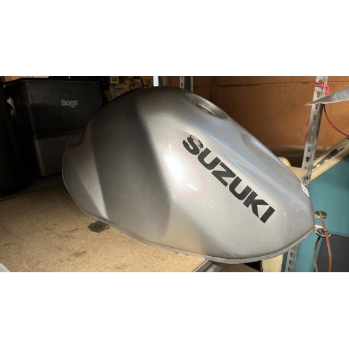 169 - SUZUKI MOTORCYCLE PETROL TANK / B8