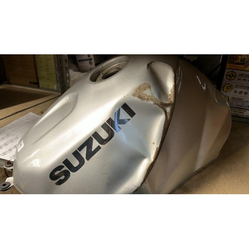 169 - SUZUKI MOTORCYCLE PETROL TANK / B8