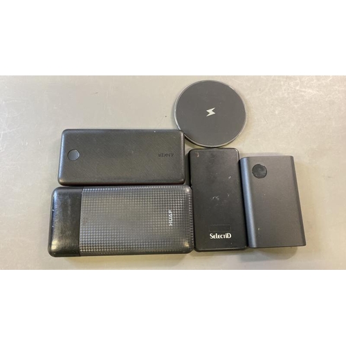 9652 - X4 POWER BANKS INCL. SELECTID, ANKER AND HUAF