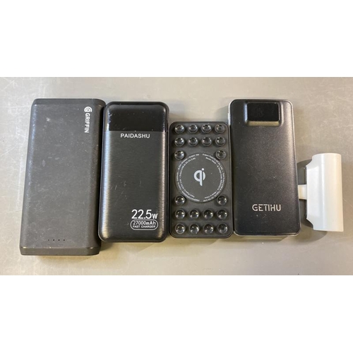 9713 - X5 POWER BANKS INCL. ACTIMON, GETIHU AND GRIFFIN