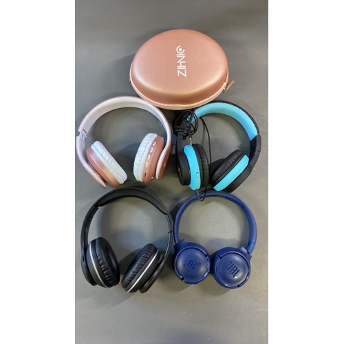 9728 - 5X X4 HEADPHONES INCL. ZIHNIO AND JBL