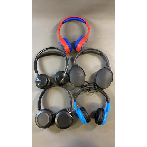 9729 - 5X X5 HEADPHONES INCL. SKULLCANDY AND JVC