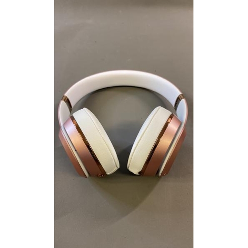 9749 - 1X APPLE BEATS HEADPHONES MODEL A1796 INCL. CASE / A2