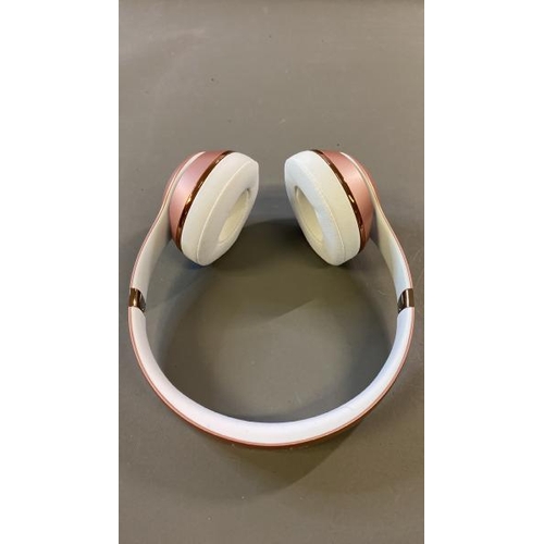 9749 - 1X APPLE BEATS HEADPHONES MODEL A1796 INCL. CASE / A2