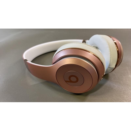 9749 - 1X APPLE BEATS HEADPHONES MODEL A1796 INCL. CASE / A2