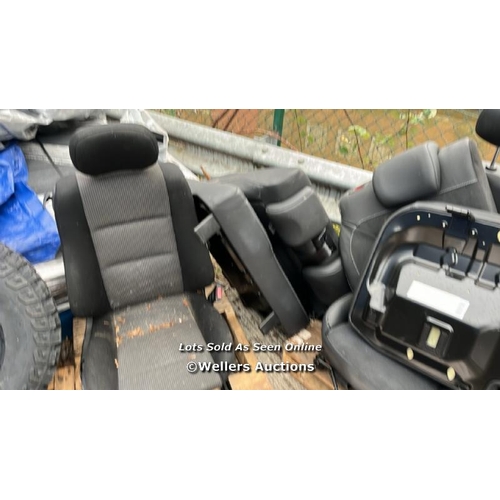 556 - 4X CAR SEATS