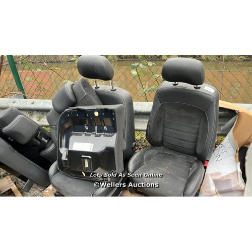 556 - 4X CAR SEATS