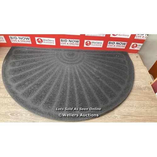 2253 - APACHE MILLS HALF MOON OUTDOOR MAT / MINIMAL SIGNS OF USE  / A2