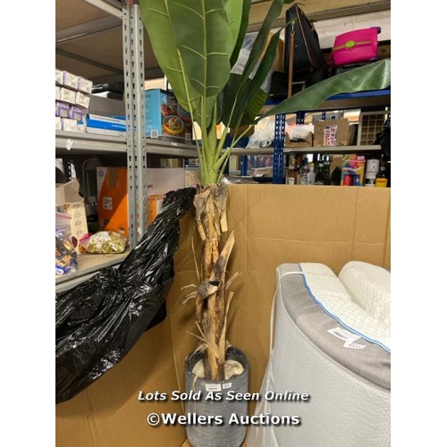 6334 - ARTIFICIAL BANANA TREE IN POT / SIGNS OF USE / P6