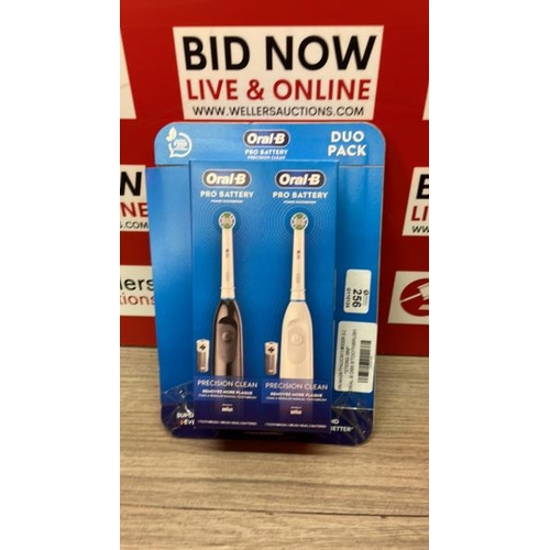 256 - ORAL-B DB5 B'TOOTHBRUSH / APPEARS NEW DAMAGED BOX / D40