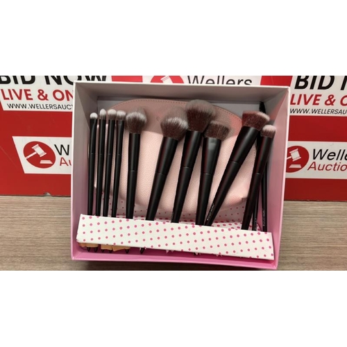 277 - BRUSHWORKS MAKE UP BRUSH & BAG SET, 12 BRUSHES & BAG / SEE IMAGES / MINIMAL SIGNS OF USE / D33