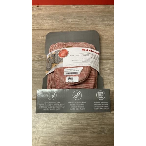 290 - KITCHENAID CHAMBRAY 4 PACK POT HOLDER AND MINI MITT SET IN BLACK / NEW DAMAGED PACKAGING / D33