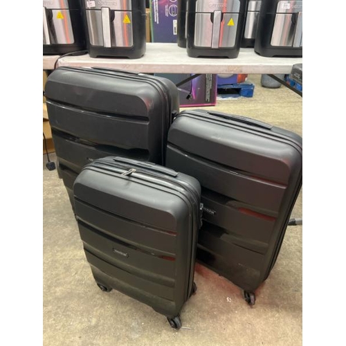 538 - AMERICAN TOURISTER BON AIR 3 PC. BLACK SUIT CASE SET / SIGNS OF USE / WHEELS, ZIPS & HANLES APPEAR O... 