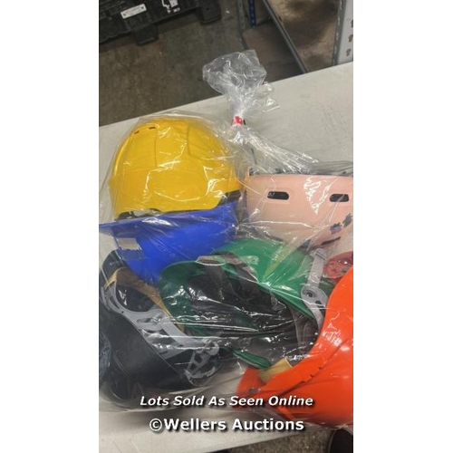 8237 - BAG OF X6 HELMETS / A