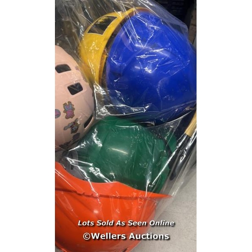 8237 - BAG OF X6 HELMETS / A