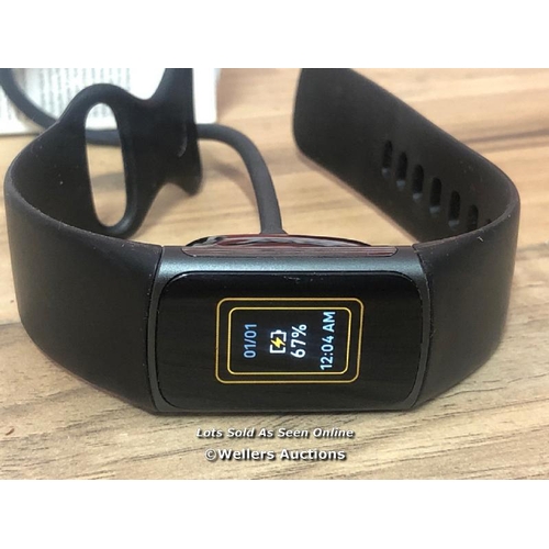 8452 - FITBIT CHARGE 5 SMART FITNESS TRACKER / POWERS UP, NOT FULLY TESTED, INCLUDES CHARGING CABLE & BOX, ... 