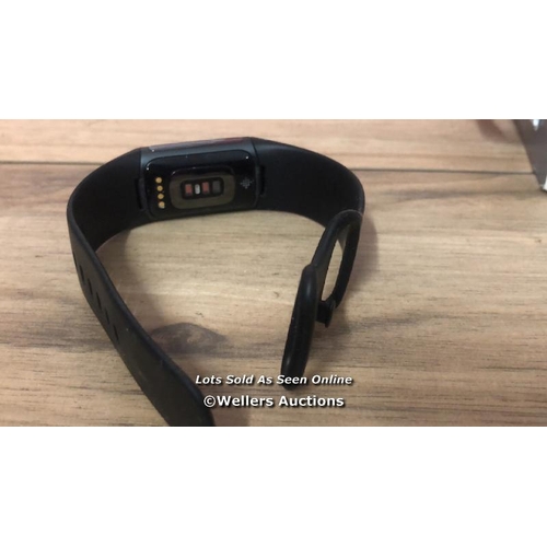 8452 - FITBIT CHARGE 5 SMART FITNESS TRACKER / POWERS UP, NOT FULLY TESTED, INCLUDES CHARGING CABLE & BOX, ... 