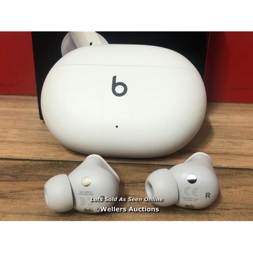 8477 - BEATS STUDIO BUDS � TRUE WIRELESS NOISE CANCELLING EARPHONES, WHITE, MJ4Y3ZM/A / POWERS UP BUT DOES ... 