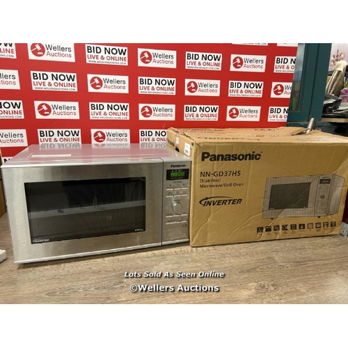 2002 - PANASONIC GRILL MICROWAVE (NN-GD37HSBPQ) / POWERS UP / SIGNS OF USE / E84