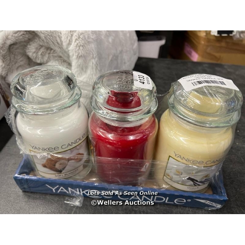 4133 - YANKEE CANDLE 3PK / SIGNS OF USE / A9