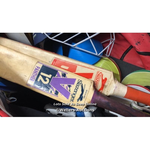 5050 - CRICKET BAG OF JUNIOR CRICKET GEAR INC. X2 BATS / PRE-OWNED / NO VAT ON THE HAMMER PRICE / B10