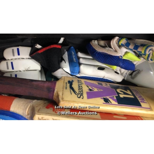 5050 - CRICKET BAG OF JUNIOR CRICKET GEAR INC. X2 BATS / PRE-OWNED / NO VAT ON THE HAMMER PRICE / B10