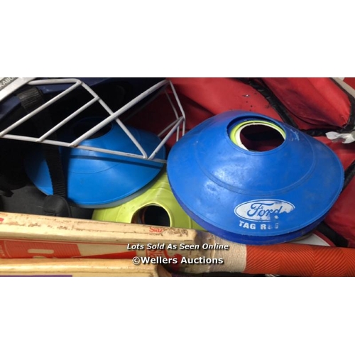 5050 - CRICKET BAG OF JUNIOR CRICKET GEAR INC. X2 BATS / PRE-OWNED / NO VAT ON THE HAMMER PRICE / B10