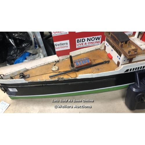 5057 - MODEL REMOTE CONTROL BOAT WITH SPARE BATTERIES AND A CONTROLLER / NO VAT ON THE HAMMER PRICE / F17