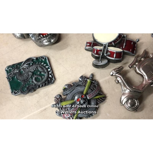 5922 - COLLECTION OF NOVELTY BELT BUCKLES  / NO VAT ON THE HAMMER PRICE / C13