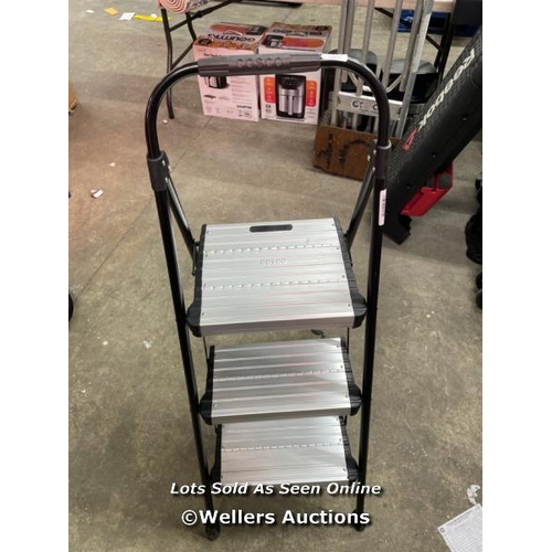 6093 - COSCO 3 TREAD FOLDING STEP STOOL / SIGNS OF USE / P5