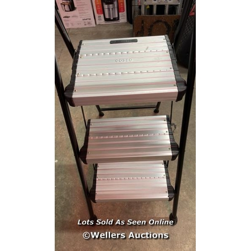 6093 - COSCO 3 TREAD FOLDING STEP STOOL / SIGNS OF USE / P5