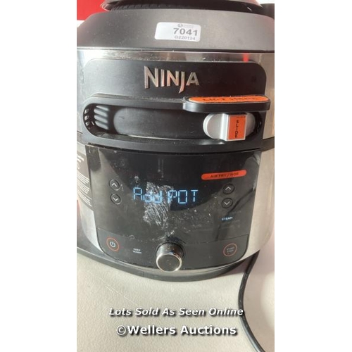 7041 - NINJA FOODI OL550UK 11-IN-1 SMARTLID MULTI-COOKER, 6L / POWERS UP / HEAVY SIGNS OF USE / BROKEN PRES... 