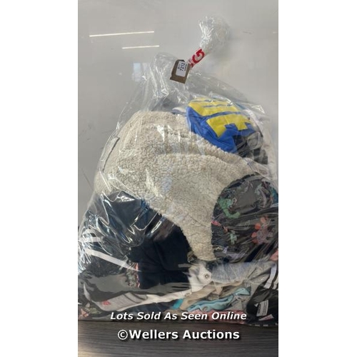 7212 - BAG OF CHILDRENS CLOTHES